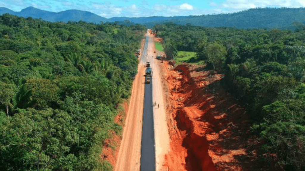 Pavimentação da BR-174, que interliga os estados de Mato Grosso, Rondônia, Amazonas e Roraima à Venezuela | Foto: Divulgação/Dnit